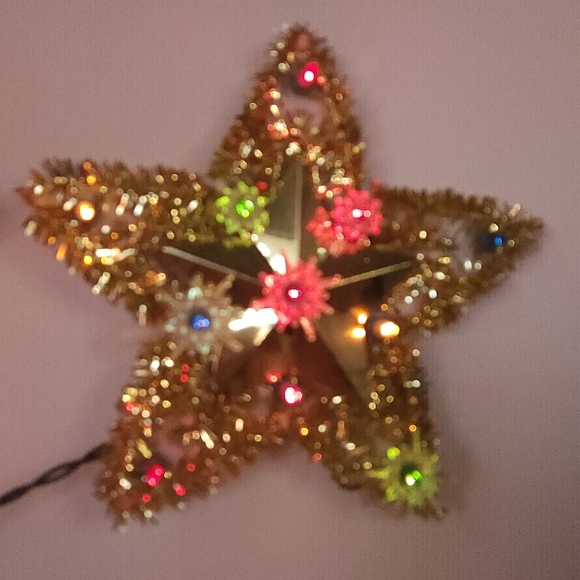 A RED AND WHITE ORNAMENT COLLECTION WITH A GOLDEN LIGHT UP STAR - Picture 11 of 11